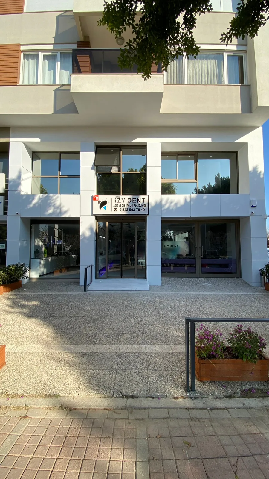 Фасад клиники İZY Dentiste в Анталье